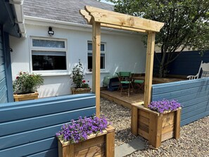 Outdoor dining - Charming 2-bedroom shabby chic cottage in beautiful Kinvara. (Kinvarra)