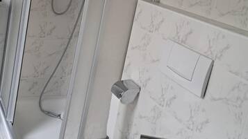 Haartrockner, Handtücher, Seife, Toilettenpapier