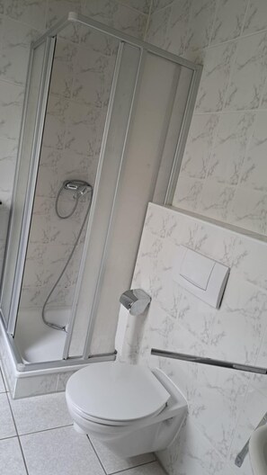 Secador de pelo, toallas, jabón y papel higiénico