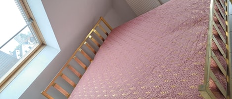 1 bedroom, bed sheets