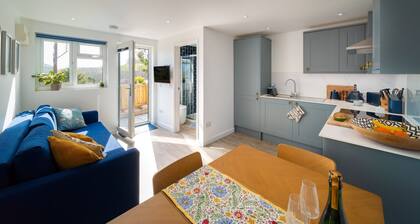 One bedroom, couple and pet friendly holiday cabin within easy reach of North Devon beaches