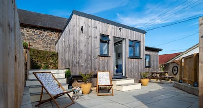 One bedroom, couple and pet friendly holiday cabin within easy reach of North Devon beaches