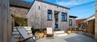 One bedroom, couple and pet friendly holiday cabin within easy reach of North Devon beaches