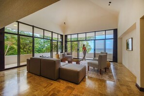 Deluxe Villa | Living area