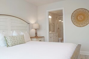 4 chambres, fer et planche à repasser, lit de bébé portatif