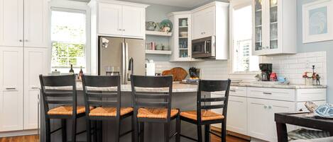 冷蔵庫、電子レンジ、オーブン、コンロ