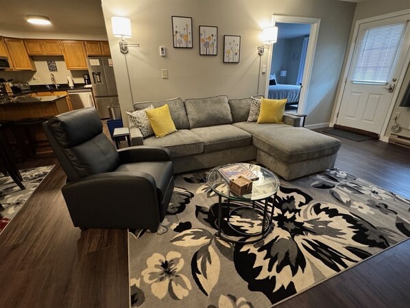 TV, fireplace, DVD player - Updated Loon Mt Condo First Floor,  128 (Lincoln)