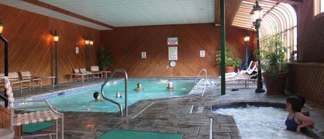 Una piscina cubierta, una piscina climatizada