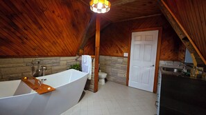 Een douche, een haardroger, handdoeken, zeep