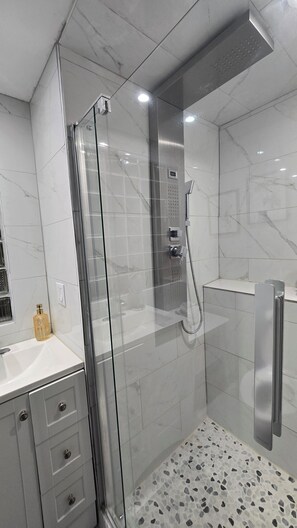 Regadera, secadora de cabello, toallas, jabón 