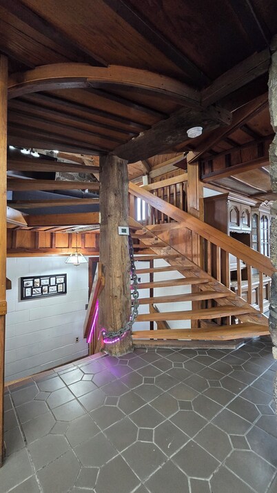 Stonewood Bay Getaway in Seeleys Bay–Spacious Yard, Lakeview, Sleeps 10