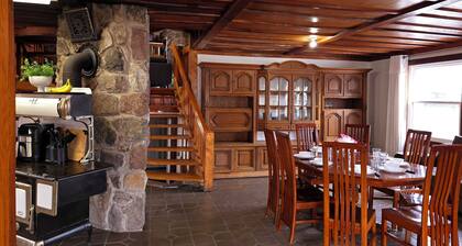 Stonewood Bay Getaway in Seeleys Bay–Spacious Yard, Lakeview, Sleeps 10
