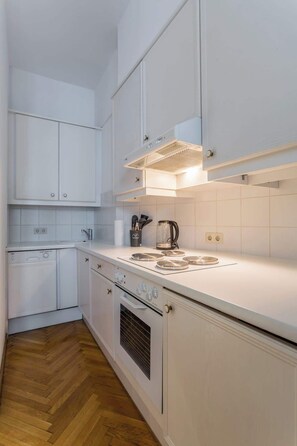 ثلاجة، فرن، موقد طهي مسطح، غسالة أطباق