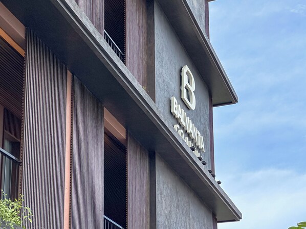Un edificio con un llamativo letrero con el número 8 y el nombre 'BALVANTIA COLONY' en su fachada.