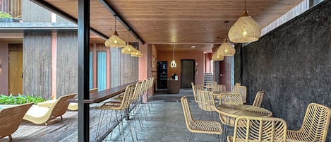 Minikylskåp, mikrovågsugn, spishäll och diskmaskin