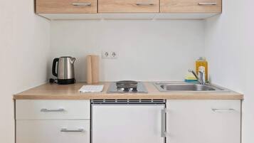 Kühlschrank, Herdplatte, Wasserkocher mit Kaffee-/Teezubehör, Hochstuhl