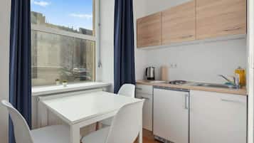 Kühlschrank, Herdplatte, Wasserkocher mit Kaffee-/Teezubehör, Hochstuhl