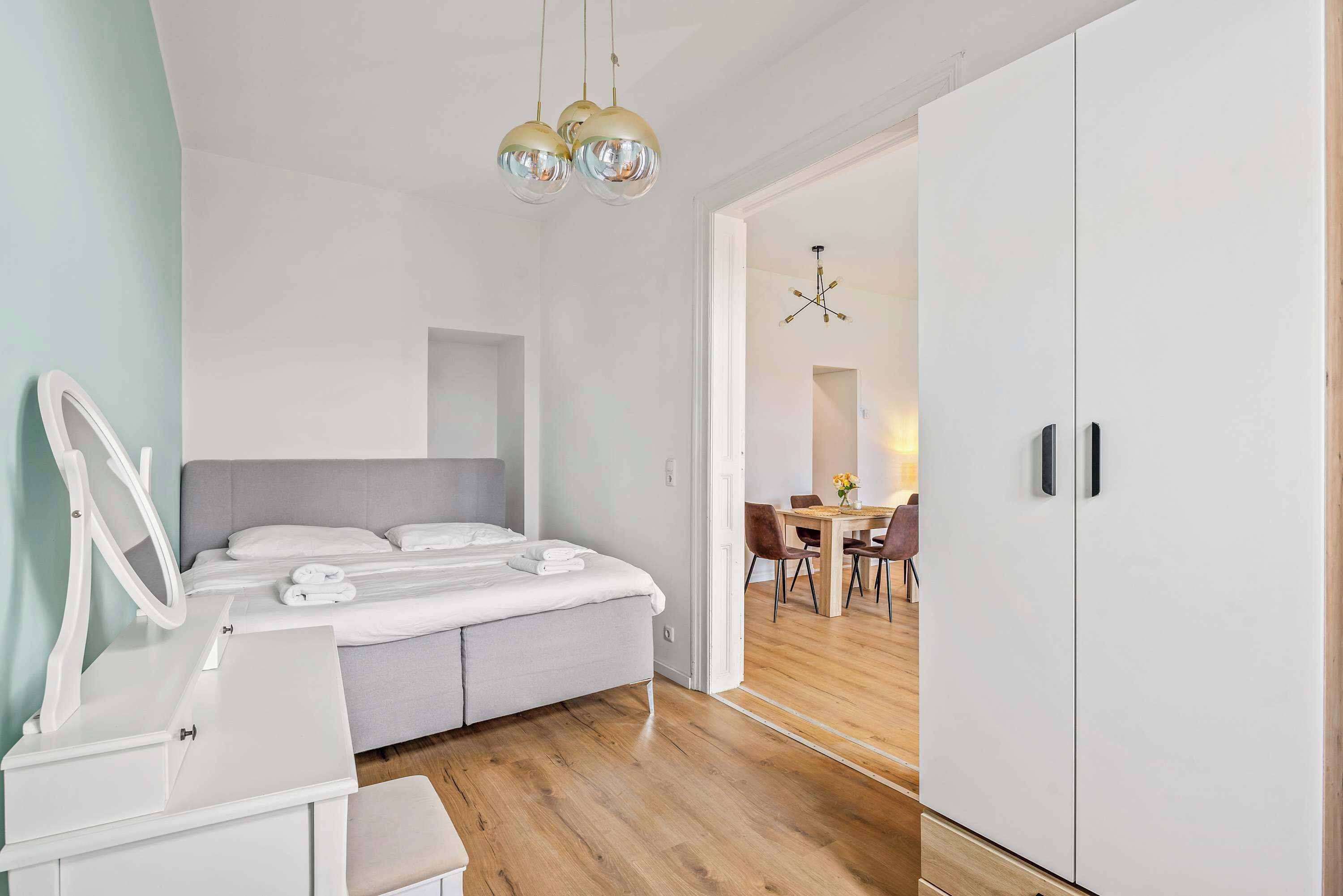 1 dormitorio, tabla de planchar con plancha, wifi y ropa de cama