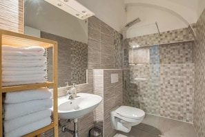 Douche, sèche-cheveux
