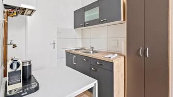 Lemari es, kompor, dan mesin pembuat kopi/teh