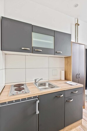 Réfrigérateur, plaque de cuisson, cafetière/bouilloire