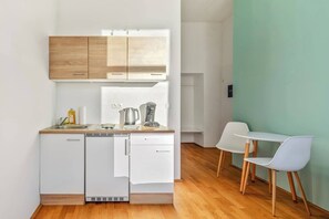 Køleskab, kogeplade, kaffe-/temaskine, køkkentøj/tallerkener/redskaber