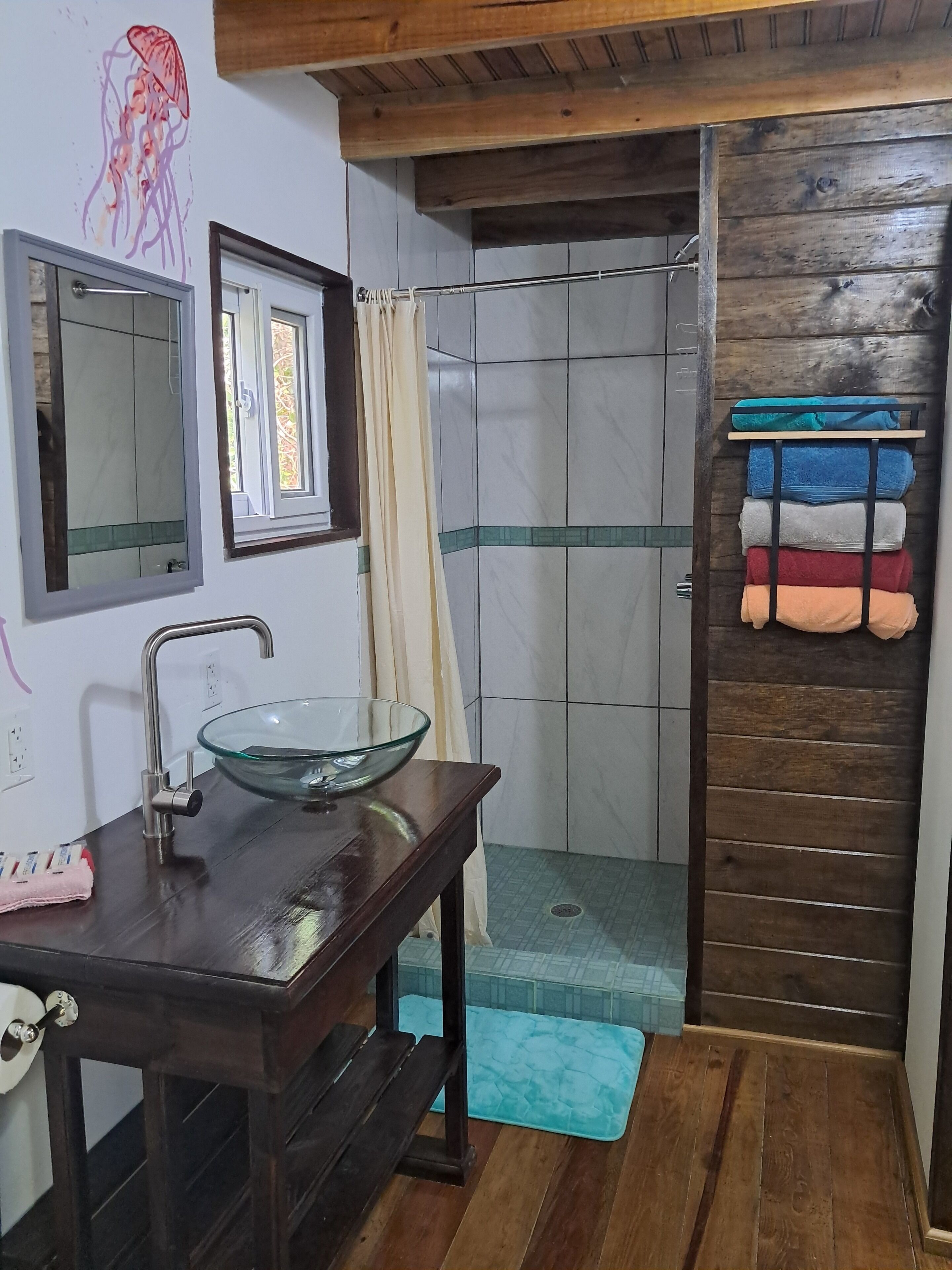 Regadera, secadora de cabello, toallas, jabón 