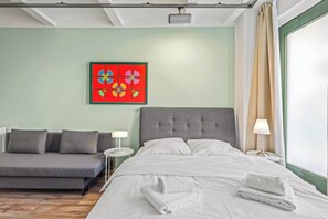 Travel cot, WiFi, bed sheets