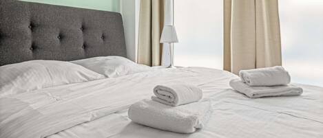 Travel crib, WiFi, bed sheets