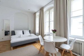 Dining - Historic Heart Apartment | 5min walk to all sights (Wien)