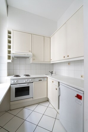 Kühlschrank, Ofen, Herdplatte, Geschirrspüler