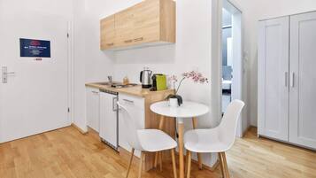 Kühlschrank, Geschirrspüler, Kochgeschirr/Geschirr/Besteck