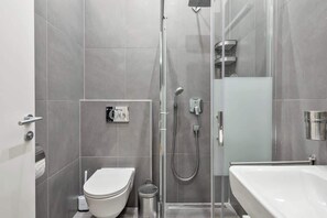 Shower, hair dryer - ultra fast wifi | free parking | air con (Wien)