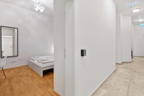 1 bedroom, iron/ironing board, travel cot, WiFi - ultra fast wifi | free parking | air con (Wien)