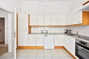 Fridge, oven, stovetop, dishwasher