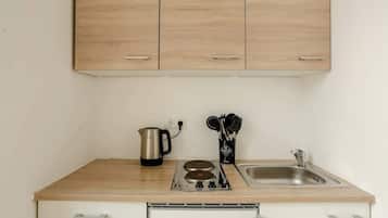 Kühlschrank, Herdplatte, Wasserkocher mit Kaffee-/Teezubehör, Hochstuhl