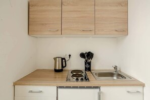 Kühlschrank, Herdplatte, Wasserkocher mit Kaffee-/Teezubehör, Hochstuhl