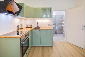 Fridge, oven, dishwasher, coffee/tea maker