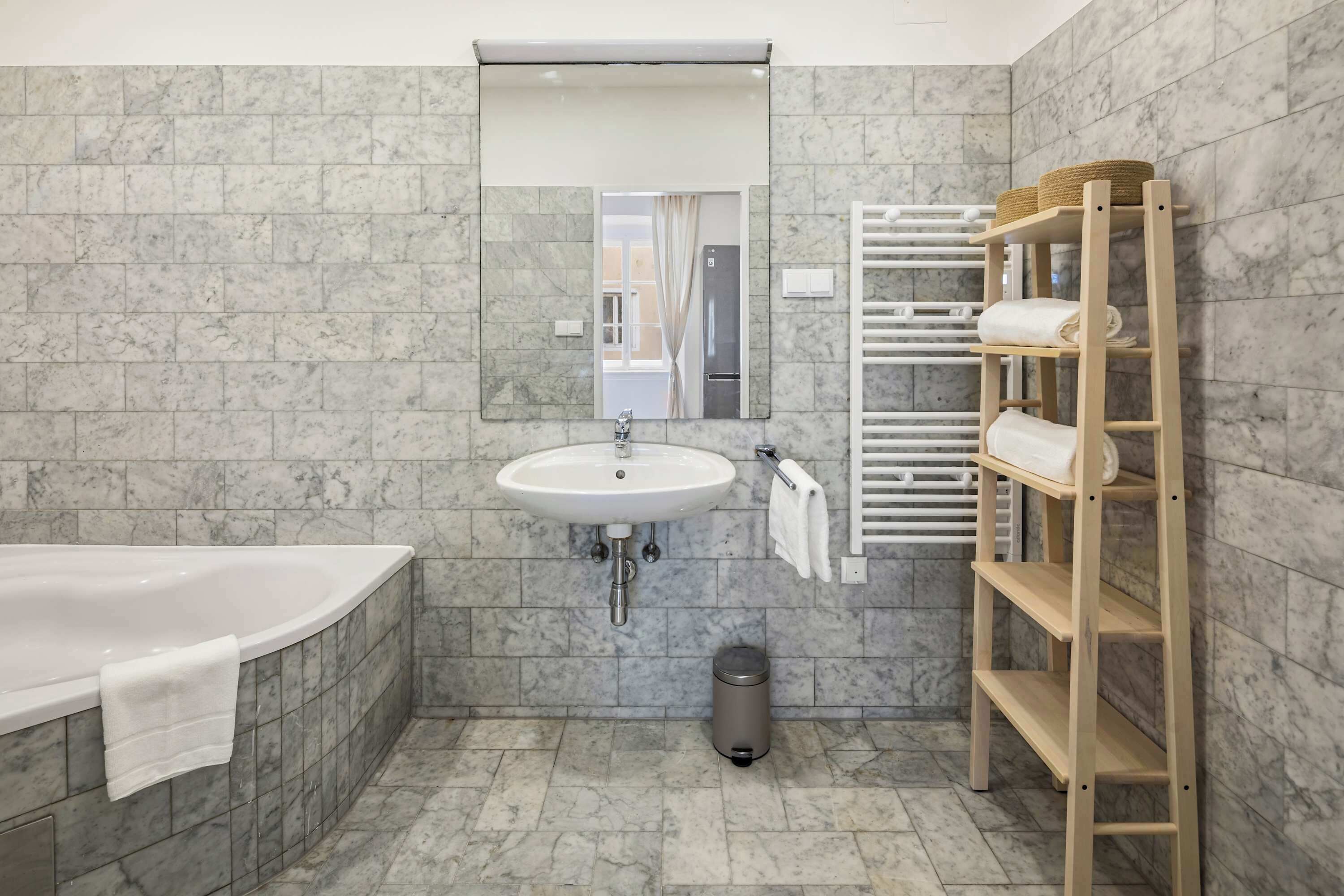 Douche, sèche-cheveux, serviettes fournies