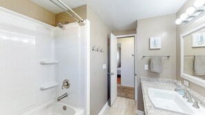 Jetted bath, hair dryer, towels, soap - The Blitz House: Where Legends Unwind (Canton)