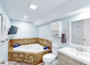 Jetted bath, hair dryer, towels, soap - The Blitz House: Where Legends Unwind (Canton)