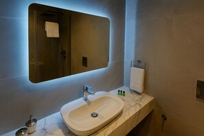 Quarto triplo | Banheiro | Chuveiro, secador de cabelo, chinelos, toalhas de banho