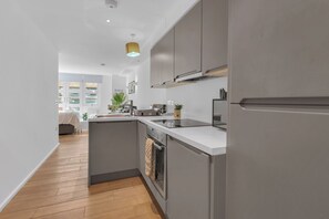 Réfrigérateur, micro-ondes, plaque de cuisson, cafetière/bouilloire