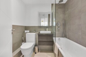 Haartrockner, Handtücher, Shampoo, Toilettenpapier