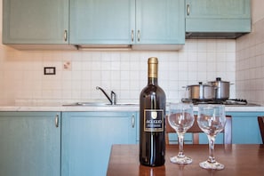 Refrigerador con freezer, microondas, horno, utensilios de cocina