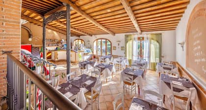 Resort with pool in Riparbella