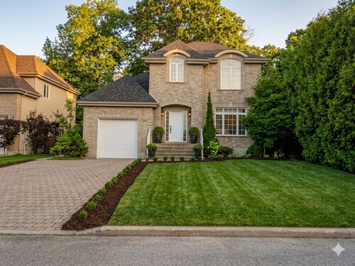 Executive Designer Home in Pincourt Fully Furnished