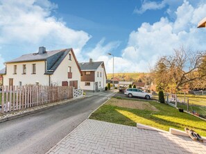Exterior - Holiday Home in the Erzgebirge Nature Park (Crottendorf)