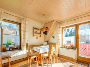 Dining - Holiday Home in the Erzgebirge Nature Park (Crottendorf)