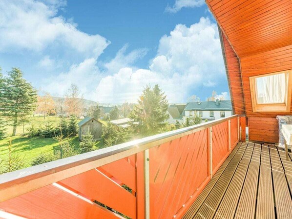 Property grounds - Holiday Home in the Erzgebirge Nature Park (Crottendorf)
